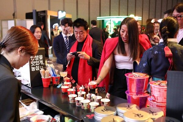 농심이 2024년 아시아 50 베스트 레스토랑 현장에서 진행했던 신라면과 짜파구리 시식행사 모습 [사진=농심](포인트경제)