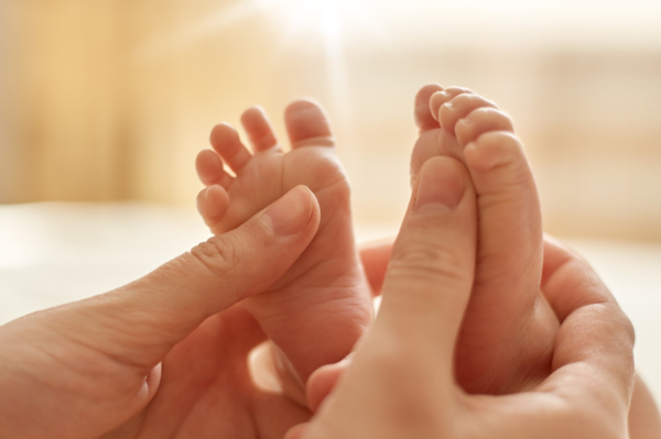 아기 발을 마사지하고 있는 엄마 /사진=프리픽