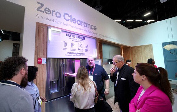 26일(현지시간) 美 라스베이거스에서 열리고 있는 美 최대 주방∙욕실 전시회 ‘KBIS 2025’에서 LG전자 전시관에 관람객들이 북적이고 있다. LG전자 전시관을 방문한 관람객들이 새로운 힌지(제로 클리어런스·Zero Clearance) 기술로 공간 효율성을 높인 핏 앤 맥스(Fit & Max) 냉장고를 살펴보고 있다. / LG전자 제공 (포인트경제)