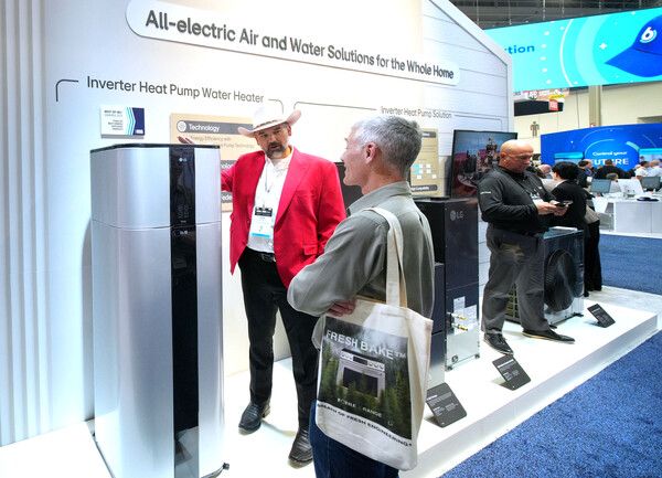 26일(현지시간) 美 라스베이거스에서 열리고 있는 국제 건축 전시회 ‘IBS 2025’에서 빌더 전문 영업 조직인 ‘LG 프로 빌더’ 구성원들이 주택 건축 및 건설, 인테리어 업자 등 다양한 관람객을 대상으로 냉난방공조, 가전, IoT 기술 등을 맞춤형으로 제안하는 ‘토털 공간 솔루션’을 소개하고 있다 / LG전자 제공 (포인트경제)