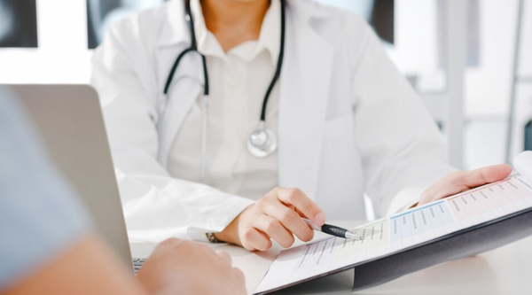 진료하는 의료진 / 출처 - 프리픽 (포인트경제)