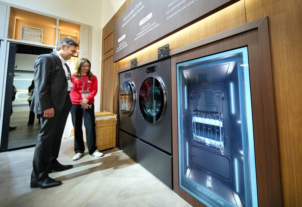 26일(현지시간) 美 라스베이거스에서 열리고 있는 美 최대 주방∙욕실 전시회 ‘KBIS 2025’에서 LG전자 전시관에 관람객들이 북적이고 있다. LG전자 전시관을 방문한 관람객들이 빌트인 가전과 초프리미엄 가전 LG 시그니처를 비롯한 다양한 프리미엄 가전 라인업을 살펴보고 있다 / LG전자 제공 (포인트경제)