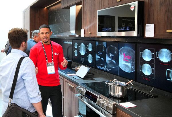 26일(현지시간) 美 라스베이거스에서 열리고 있는 美 최대 주방∙욕실 전시회 ‘KBIS 2025’에서 LG전자 전시관에 관람객들이 북적이고 있다. LG전자 전시관을 방문한 관람객들이 빌트인 가전과 초프리미엄 가전 LG 시그니처를 비롯한 다양한 프리미엄 가전 라인업을 살펴보고 있다 / LG전자 제공 (포인트경제)