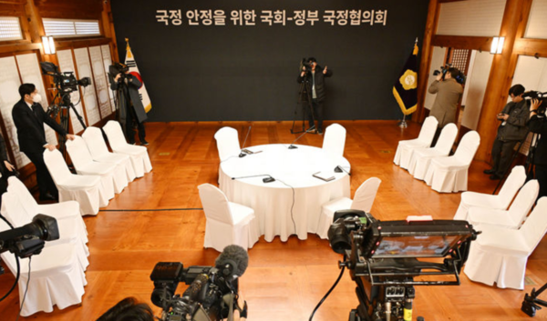 28일 오후 서울 여의도 국회 사랑재에서 열린 예정이던 국정 안정을 위한 국회-정부 국정협의회가 무산돼 자리가 비어 있다. /사진=뉴시스