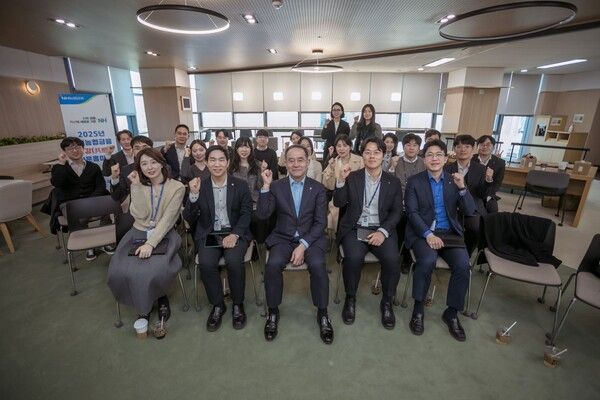 NH농협금융지주 이찬우 회장(앞줄 왼쪽에서 세 번째)은 27일,&nbsp;서울 종로구 소재 농협은행 카드라운지에서 타운홀미팅 실시 후 직원들과&nbsp;기념촬영을 하고 있다. /NH농협금융지주 제공