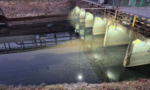&nbsp;지난 26일 오전 7시15분께 대구 염색산업단지 인근 공단천 하수관로에 검은빛 폐수가 흐르고 있다. /사진=뉴시스
