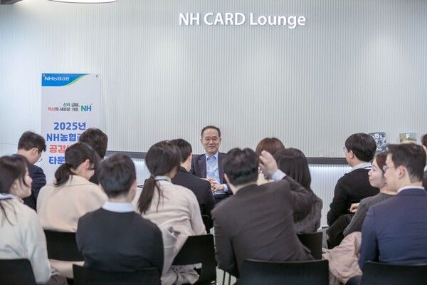 NH농협금융지주 이찬우 회장은 27일, 서울 종로구 소재 농협은행&nbsp;카드라운지에서 타운홀미팅을 통해 직원들의 의견을 듣고 있다.&nbsp; /NH농협금융지주 제공