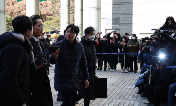 이재용 삼성전자 회장이 3일 오후 서울 서초구 서울고등법원에서 열린 항소심 선고기일에 출석하고 있다. /사진=뉴시스