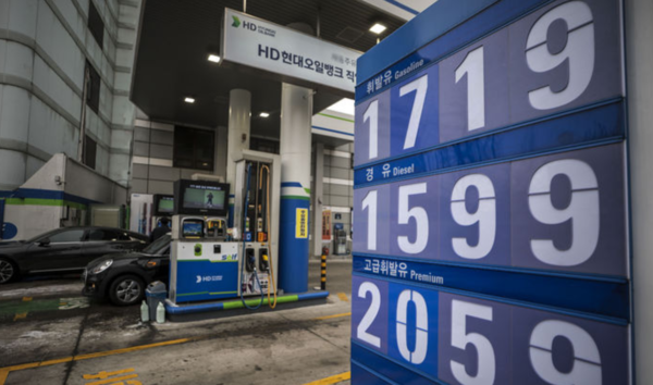 도널드 트럼프 미국 대통령의 관세 위협 영향으로 금값에 이어 국제유가도 상승세를 보인 가운데 31일 서울시내 주유소에 유가 정보가 나타나있다. /사진=뉴시스