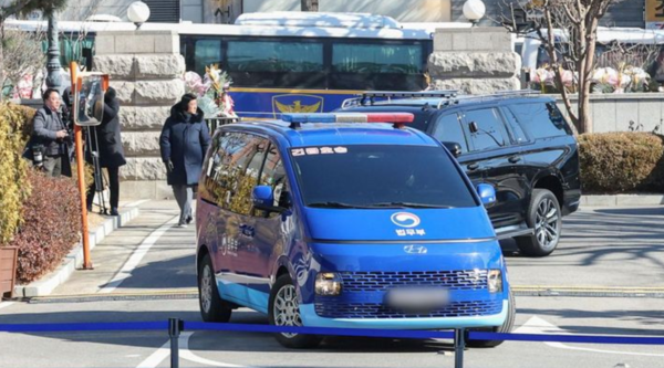 윤석열 대통령 탄핵심판 5차 변론기일이 열린 4일 오후 윤 대통령이 탄 법무부 호송차량이 서울 종로구 헌법재판소 안으로 들어서고 있다. /사진=뉴시스