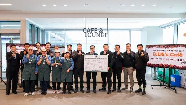 현대그룹의 '엘리스 카페'(장애인&nbsp;고용&nbsp;사내&nbsp;복지&nbsp;카페) 오픈식에서 관계자들이 기념촬영을 하고 있다.