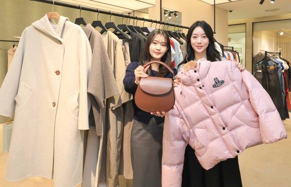 5일 오전, 서울시 강남구 현대백화점 무역센터점에서 직원들이 해외 유명 브랜드의 코트, 가방 등 겨울 이월 상품을 소개하고 있다.
