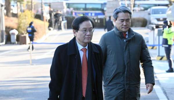 윤석열 대통령 측 변호인인 윤갑근 변호사가 6일 서울 종로구 헌법재판소에서 열린 윤석열 대통령 탄핵 심판 6차 변론기일에 출석하고 있다. /사진=뉴시스