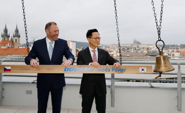 6일(현지시간)&nbsp;체코 프라하 증권거래소에서 열린&nbsp;두산스코다파워 상장 기념식에서 두산에너빌리티 박상현 사장(오른쪽)과 프라하 증권거래소 페트르 코블리츠&nbsp;CEO가 증시 상장을 알리는 종을 울리고 있다.&nbsp;