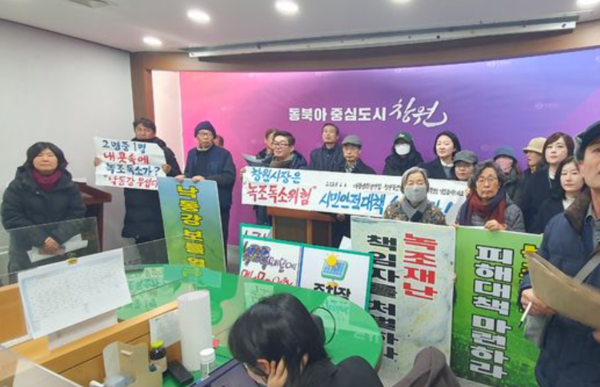 경남도내 환경단체 관계자와 더불어민주당 창원시의원들이 6일 창원시청 프레스센터에서 창원시 차원의 낙동강 녹조 독소 대책 마련을 촉구하는 기자회견을 열고 있다. /사진=뉴시스