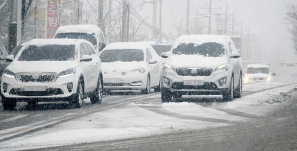 전북 전역에 대설특보가 발효된 지난달 28일 전북 전주시 덕진구 호성동 동부대로에 눈 쌓인 차량이 지나고 있다./사진=뉴시스
