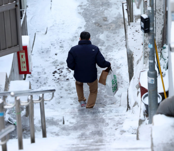 한파가 계속되는 7일 서울 용산구 후암로 일대 주택가에서 한 시민이 눈길을 걷고 있다. /사진=뉴시스