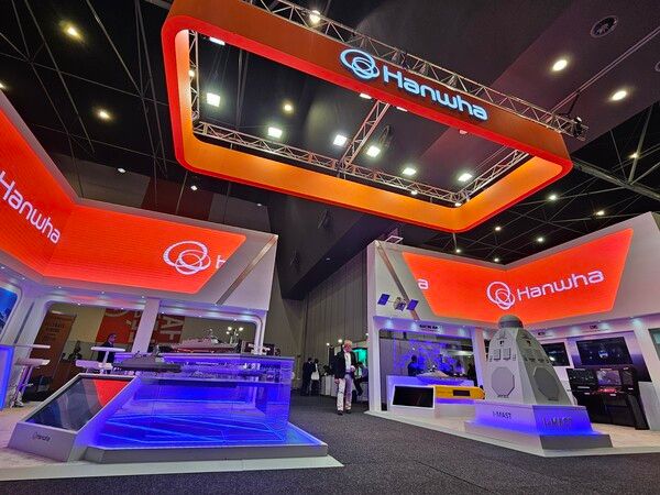 한화시스템과 한화오션이 호주&nbsp;‘IODS’전시에 참가해 글로벌 함정 역량을 선보인다. (왼쪽)&nbsp;한화오션 부스&nbsp;(오른쪽)한화시스템 부스 /한화시스템 제공 (포인트경제)