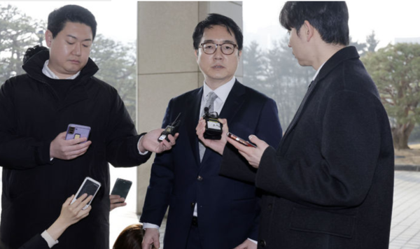 심우정 검찰총장이 10일 서울 서초구 대검찰청으로 출근하며 취재진 질문에 답변하고 있다. /사진=뉴시스