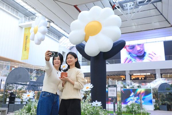 10일 오전, 서울 영등포구에 위치한 더현대 서울 5층 사운즈 포레스트에 마련된 가수 지드래곤 미디어 전시 공간에서 고객들이 기념 촬영을 하고 있다. /현대백화점 제공