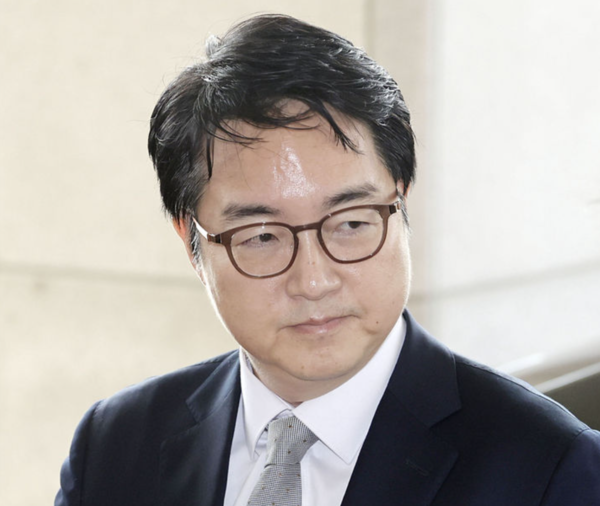 심우정 검찰총장이 10일 서울 서초구 대검찰청으로 출근하며 취재진 질문에 답변하고 있다. /사진=뉴시스