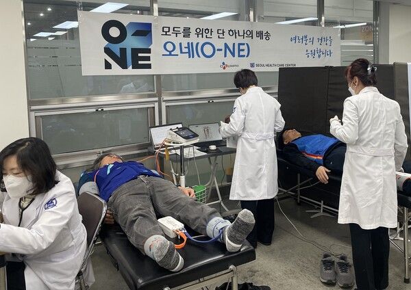 CJ대한통운 택배기사들이&nbsp;10일 오전 서울 마포지사 마포B&nbsp;서브터미널에서&nbsp;건강검진을 받고 있는 모습 [사진=CJ대한통운](포인트경제)