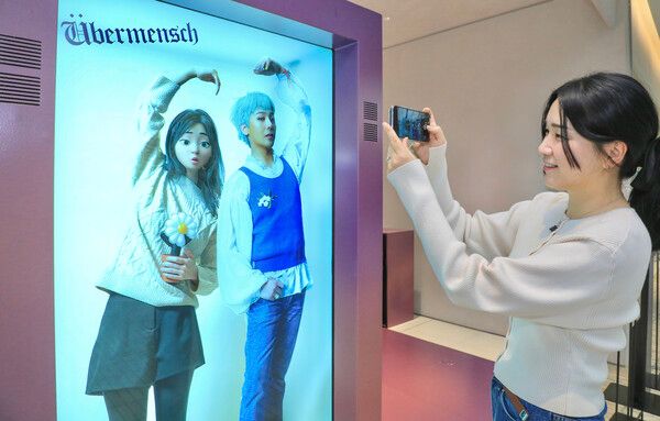 더현대 서울 5층 사운즈 포레스트에 마련된 가수 지드래곤 미디어 전시 공간 /현대백화점 제공