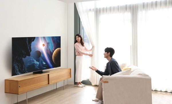삼성전자 모델이 '눈부심 방지' 기술이 적용된 2025년형 AI TV 신제품 'OLED(83SF95)'를 시청하고 있다[사진=삼성전자](포인트경제)&nbsp;&nbsp;