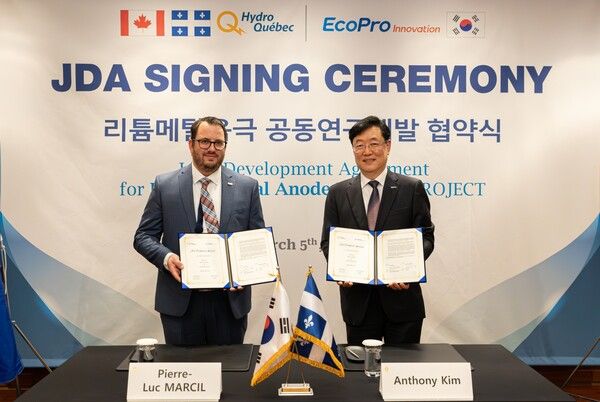 김윤태 에코프로이노베이션 대표(오른쪽)와 피에르 뤽 막실 하이드로퀘백 연구총책임자는 지난 5일 서울 인터콘티넨탈 호텔에서 ‘차세대 리튬메탈음극 공동개발’을 위한 협약을 체결했다. /에코프로이노베이션 제공