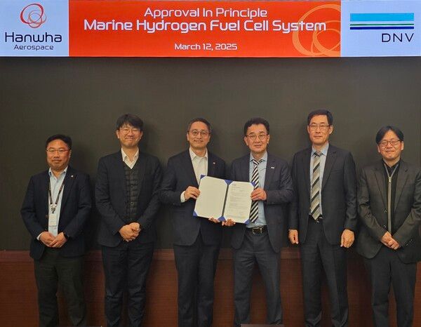 오동조 한화에어로스페이스 연료전지개발팀장(왼쪽 세번째)과 신성호 DNV 부사장(왼쪽 네번째)이 한화에어로스페이스 판교 R＆D센터에서 열린 선박용 수소연료전지 AIP 인증 수여식에 참석해 기념사진 찍은 모습 [사진=한화에어로스페이스](포인트경제)