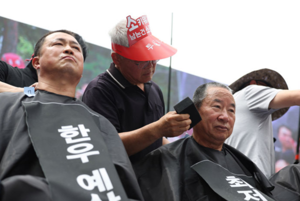 지난해 7월 서울 영등포구 국회 앞에서 열린 '한우산업 안정화 촉구 한우 반납 투쟁' 집회에서 전국한우협회 임원들이 삭발식을 하고 있다. /사진=뉴시스