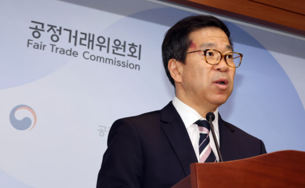 문재호 공정거래위원회 카르텔조사국장이 12일 세종시 정부세종청사에서 SK텔레콤(주)과 (주)KT, (주)LG유플러스 등 이동통신 3사가 2015년 11월부터 2022년 9월까지 번호이동 순증감 건수를 특정 사업자에게 편중되지 않도록 상호 조정하기로 합의하고 이를 실행한 행위에 대해 시정명령과 과징금 1140억 원을 부과한다고 밝히고 있다. /사진=뉴시스