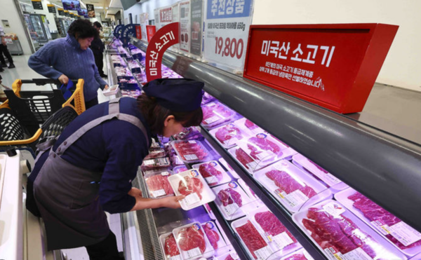 서울 시내 한 대형마트에 미국산 소고기가 판매되고 있는 정육코너 /사진=뉴시스