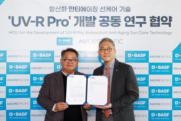 13일에 열린&nbsp;'UV-R Pro' 개발 공동 연구 협약식에 참가한 아모레퍼시픽 R&I센터 서병휘 CTO(오른쪽)와 한국바스프 케어케미컬 김대용 사업부장(왼쪽)이 기념사진을 촬영했다 [사진=아모레퍼시픽](포인트경제)