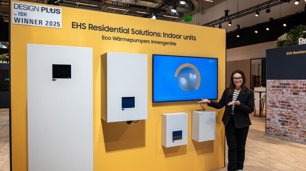삼성전자 모델이 17일부터 21일(현지시간)까지 독일 프랑크푸르트에서 개최되는 냉난방공조전시회 'ISH 2025’에서 고효율 냉난방 시스템 히트펌프 '슬림핏 클라이밋허브'를 소개하고 있다.