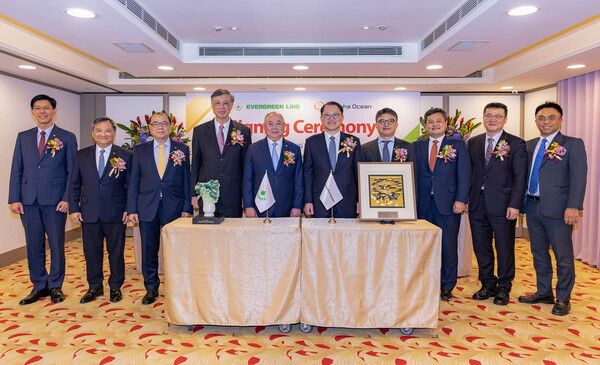 대만 현지에서 한화오션 김희철 대표이사(오른쪽에서 다섯번째)와 에버그린社 장옌이 회장(오른쪽에서 여섯번째)을 비롯한 양사 관계자들이 계약식을 마친 뒤 기념촬영을 하고 있다. /한화오션 제공