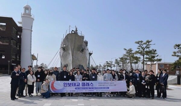 천안함 피격사건&nbsp;15주기와 서해수호의 날&nbsp;10주년을 맞아 열린 안보태교 클래스에서 관계자 및 참여자들이 기념촬영을 하고 있다.