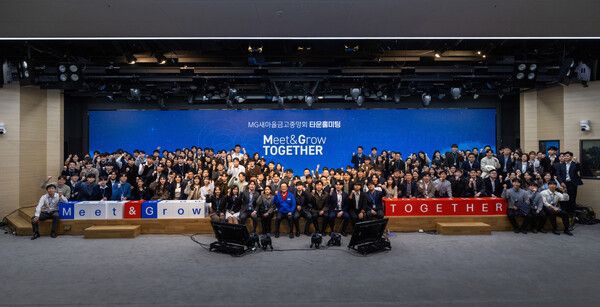 새마을금고중앙회&nbsp;창립&nbsp;52주년을&nbsp;맞아&nbsp;지난&nbsp;17일&nbsp;서울&nbsp;강남구&nbsp;새마을금고중앙회관에서&nbsp;개최된&nbsp;첫&nbsp;타운홀&nbsp;미팅에서&nbsp;김인&nbsp;새마을금고중앙회장(가운데)이&nbsp;중앙회&nbsp;직원들과&nbsp;함께&nbsp;화이팅을&nbsp;외치고&nbsp;있다.