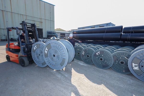 KT가&nbsp;국내&nbsp;통신사&nbsp;중&nbsp;처음으로&nbsp;친환경&nbsp;보빈을&nbsp;도입한다.&nbsp;KT&nbsp;직원이&nbsp;경기도&nbsp;김포시에&nbsp;위치한&nbsp;아시아플라텍&nbsp;공장에서&nbsp;제조된&nbsp;친환경&nbsp;보빈을&nbsp;점검하고&nbsp;있다.