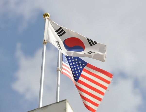 &nbsp;대한민국역사박물관에서 열린 한미동맹70주년 기념 특별전에 태극기와 성조기가 펄럭이고 있다.