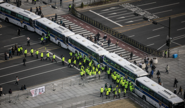 윤석열 대통령 탄핵심판의 선고를 앞둔 지난 15일 서울 종로구 광화문사거리에 윤석열 대통령 탄핵 찬반 도심집회로 인한 경찰 차벽이 설치되어 있다. /사진=뉴시스