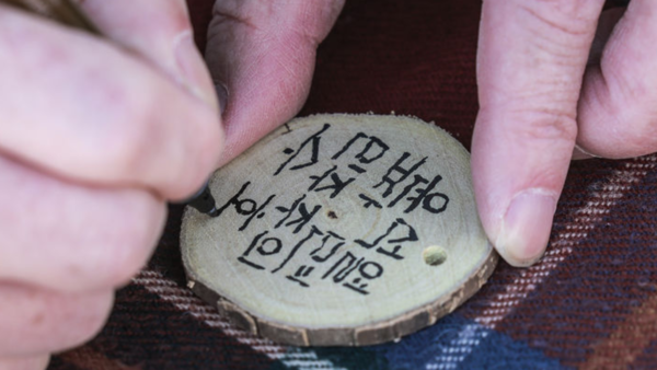 9일 서울 종로구 광화문 앞에서 열린 3.19 민주주의 수호의날에서 시민들이 와패를 만들고 있다. /사진=뉴시스