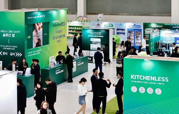 19일,&nbsp;서울&nbsp;서초구&nbsp;양재동 aT센터에서 열린 CJ프레시웨이의 '푸드 솔루션 페어 2025'에서 관람객들이 전시 공간을&nbsp;둘러보고 있다.