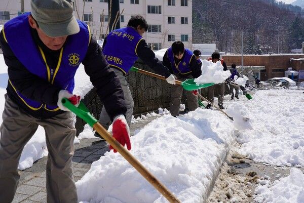 19일 오후 경북 봉화군 석포면 일대에서 영풍 석포제련소 임직원들이 제설 작업 및 환경정화 활동을 실시하고 있다. /영풍 제공