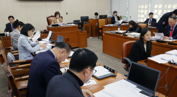 지난달 20일 오전 서울 여의도 국회에서 열린 보건복지위원회 법안심사제2소위원회에서 김미애 위원장과 여야 의원들이 국민연금법 개정안 등 심사참고자료를 살펴보고 있다. /사진=뉴시스