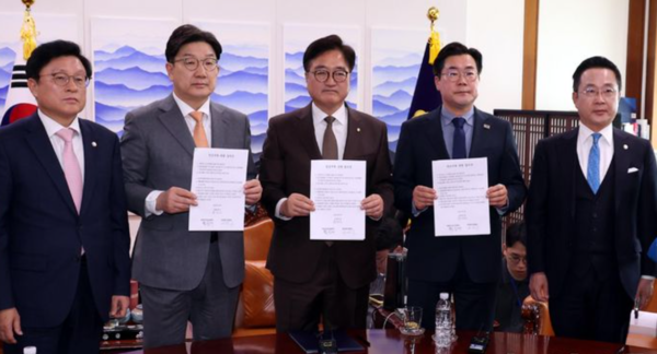 우원식 국회의장과 권성동 국민의힘 원내대표, 박찬대 더불어민주당 원내대표를 비롯한 여야 지도부가 20일 오전 서울 여의도 국회에서 연금개혁 관련 여야 합의문 발표를 마치고 박수를 치고 있다. /사진=뉴시스