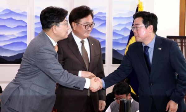 우원식 국회의장과 권성동 국민의힘 원내대표, 박찬대 더불어민주당 원내대표가 20일 오전 서울 여의도 국회에서 연금개혁 관련 여야 합의문 발표를 마치고 인사하고 있다. /사진=뉴시스