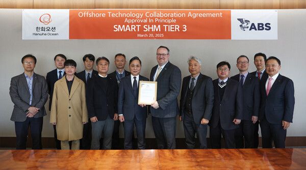 한화오션 제품전략기술원장 손영창 부사장(왼쪽에서 일곱 번째),&nbsp;패트릭 라이언(Patrick Ryan) ABS&nbsp;최고기술경영자(오른쪽에서 여섯 번째)&nbsp;등 양사 관계자가 개념 승인 수여식을 마친 뒤 기념 촬영을 하고 있다. /한화오션 제공