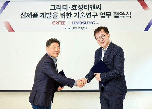 (왼쪽부터)그리티 사업본부 총괄본부장 장성민 부사장, 효성티앤씨 임장규 상무(CMO)가 3월20일 그리티 본사에서 양사간 협력 관계 구축을 위한 기술 연구 업무 협약을 맺은 후 기념사진을 찍고 있다. /효성티앤씨 제공