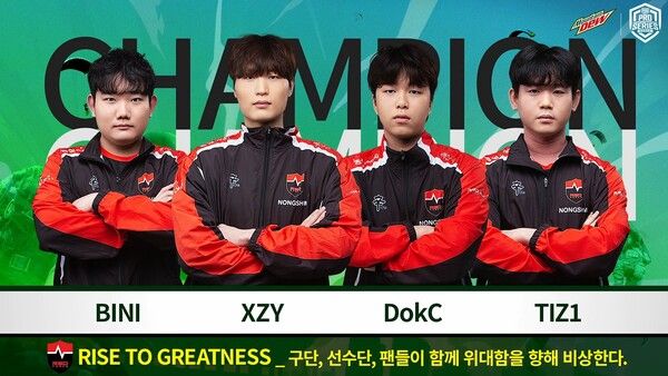 'PMPS 2025 시즌0' 우승팀 농심 레드포스. MVP 수상자는 김준하 선수(왼쪽에서 두 번째)가 차지했다 [사진=크래프톤](포인트경제)